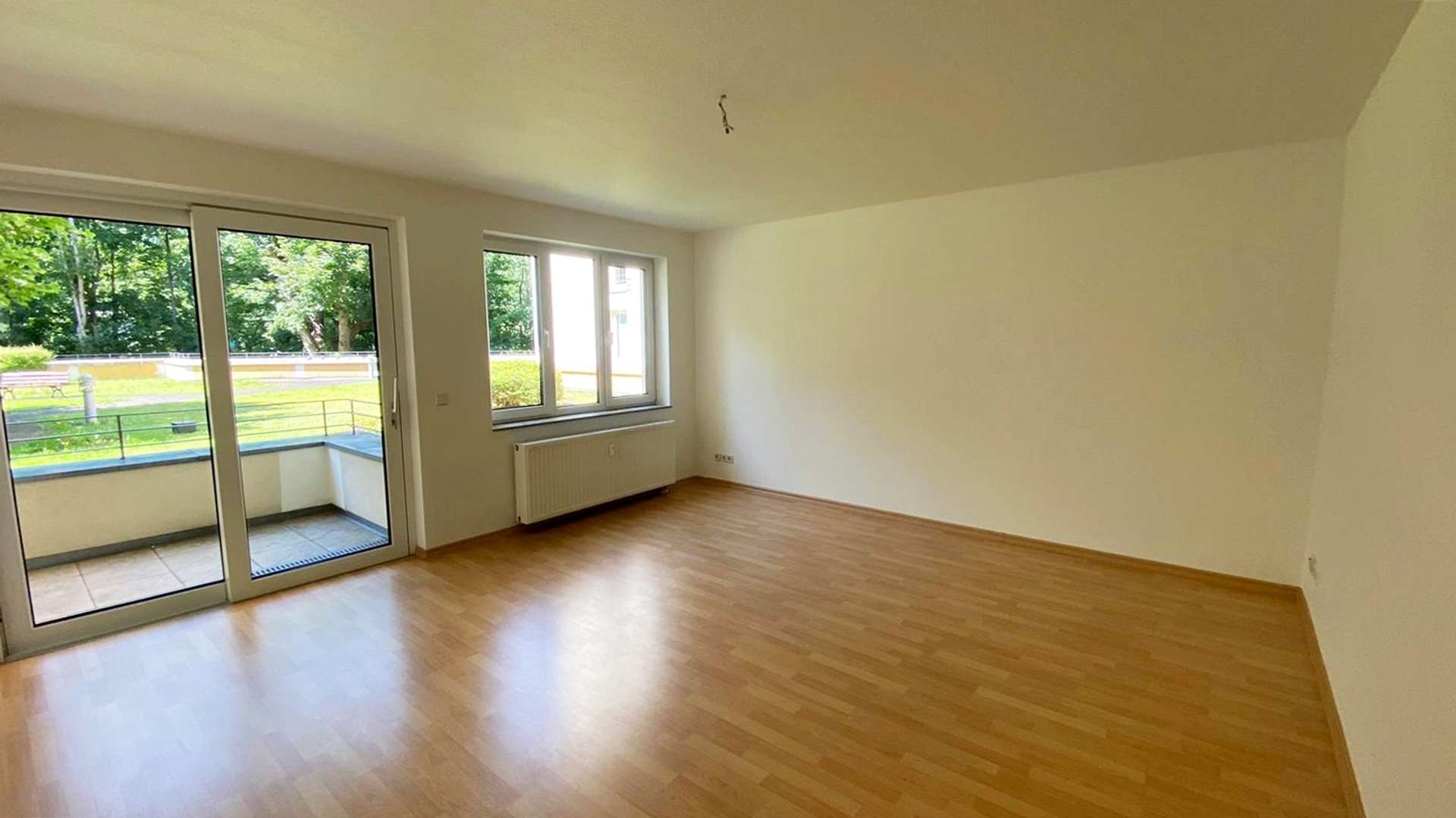 Wohnzimmer mit Balkon