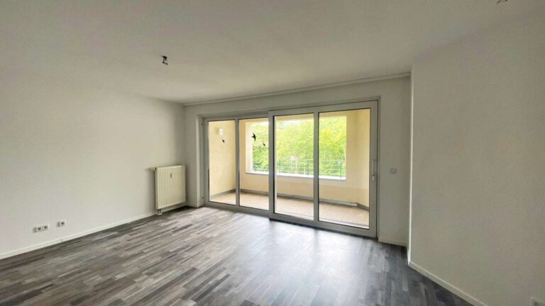 Wohnzimmer mit Balkon