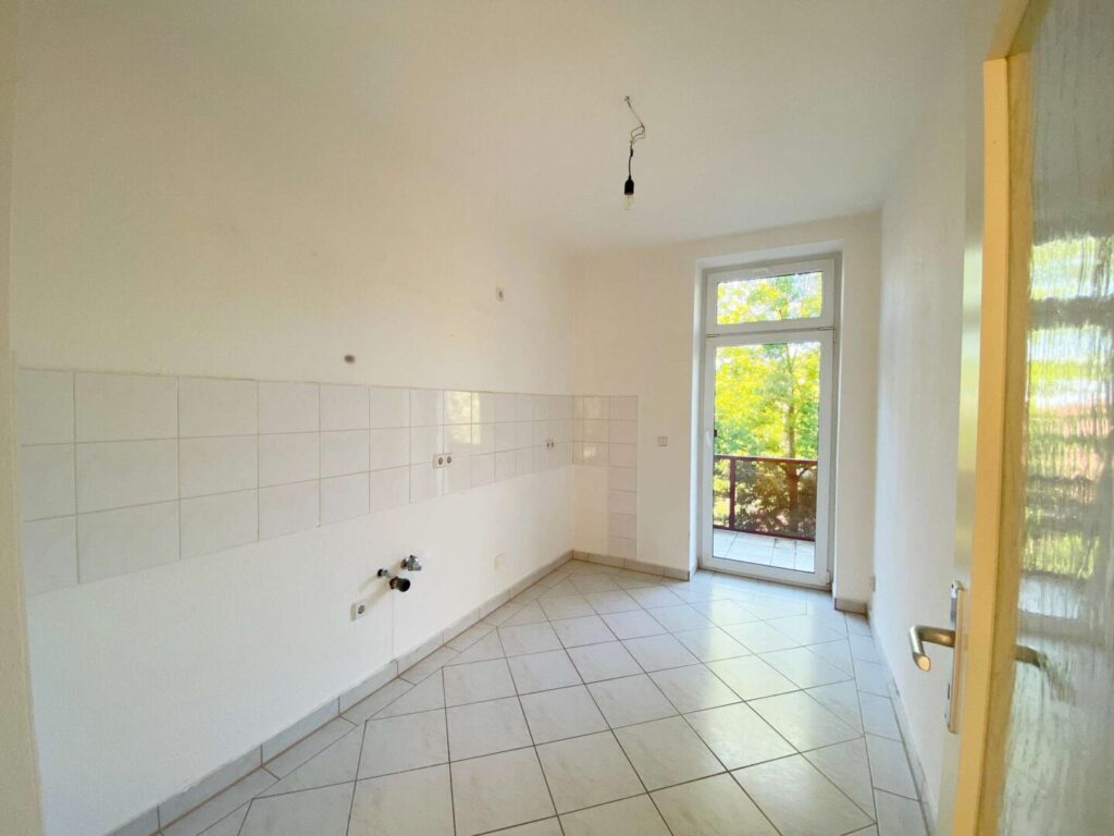 Küche mit Balkonzugang